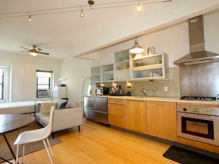 406 W 47th St #1E — Photo 1