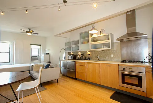 406 W 47th St #1E Photo 1