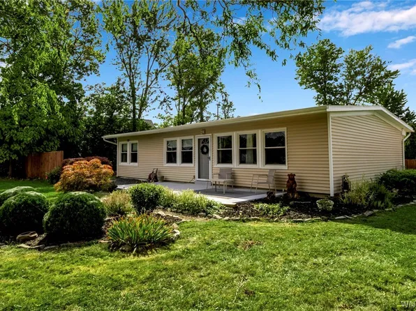 8 Riverdale Dr, Grand Island, NY 14072