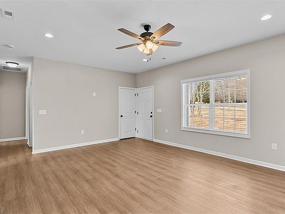5th image of 576 Twain Dr