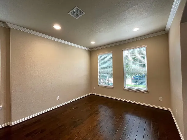 1700 Medina Ln — Photo 7
