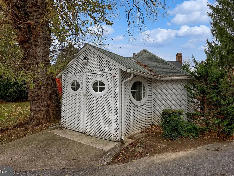 226 E Caracas Ave — Photo 59