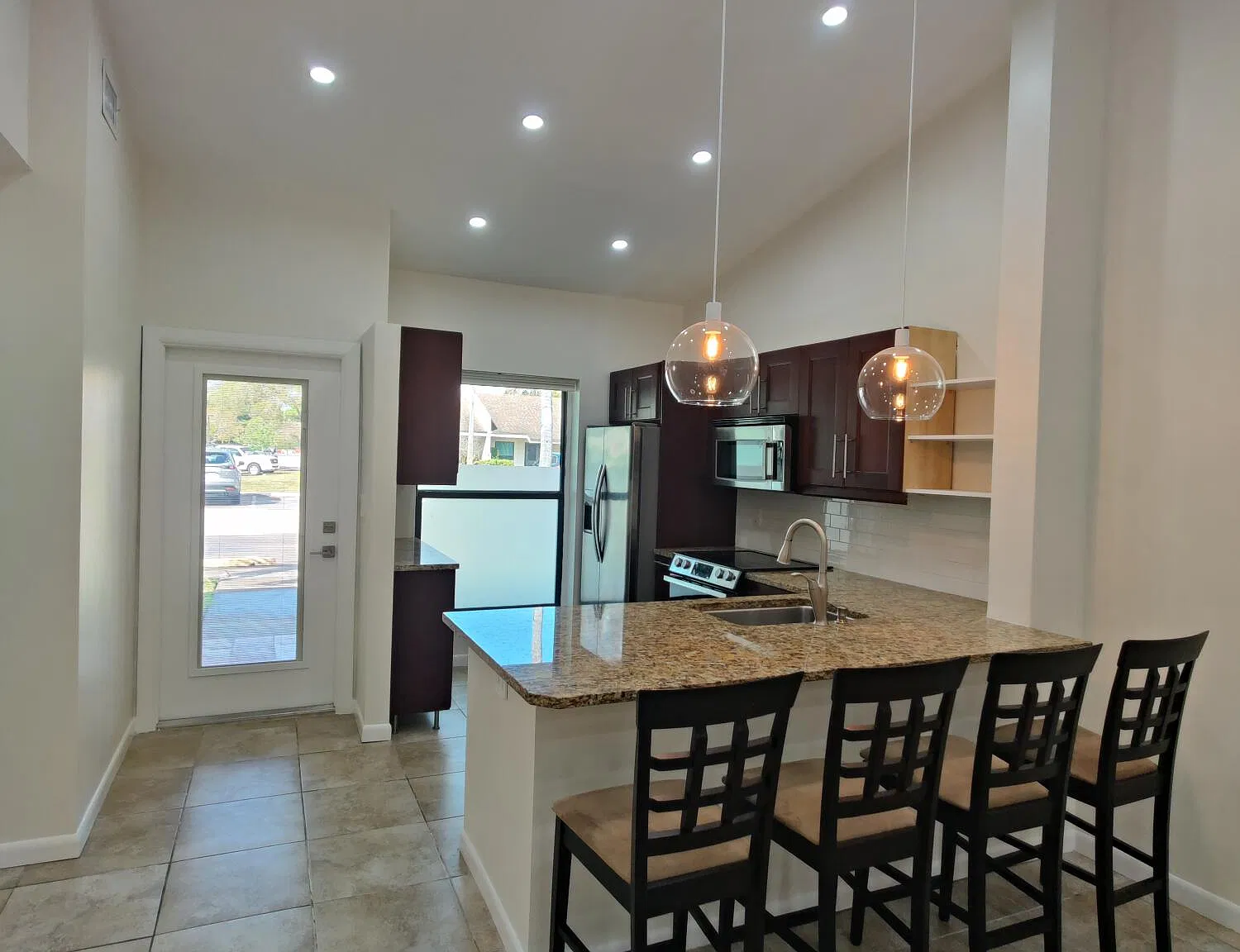 2 bed, 2.0 bath, 1061 sqft, $2,700 — Photo 2