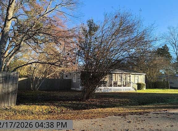 3rd image of 122 Stephanie Cir