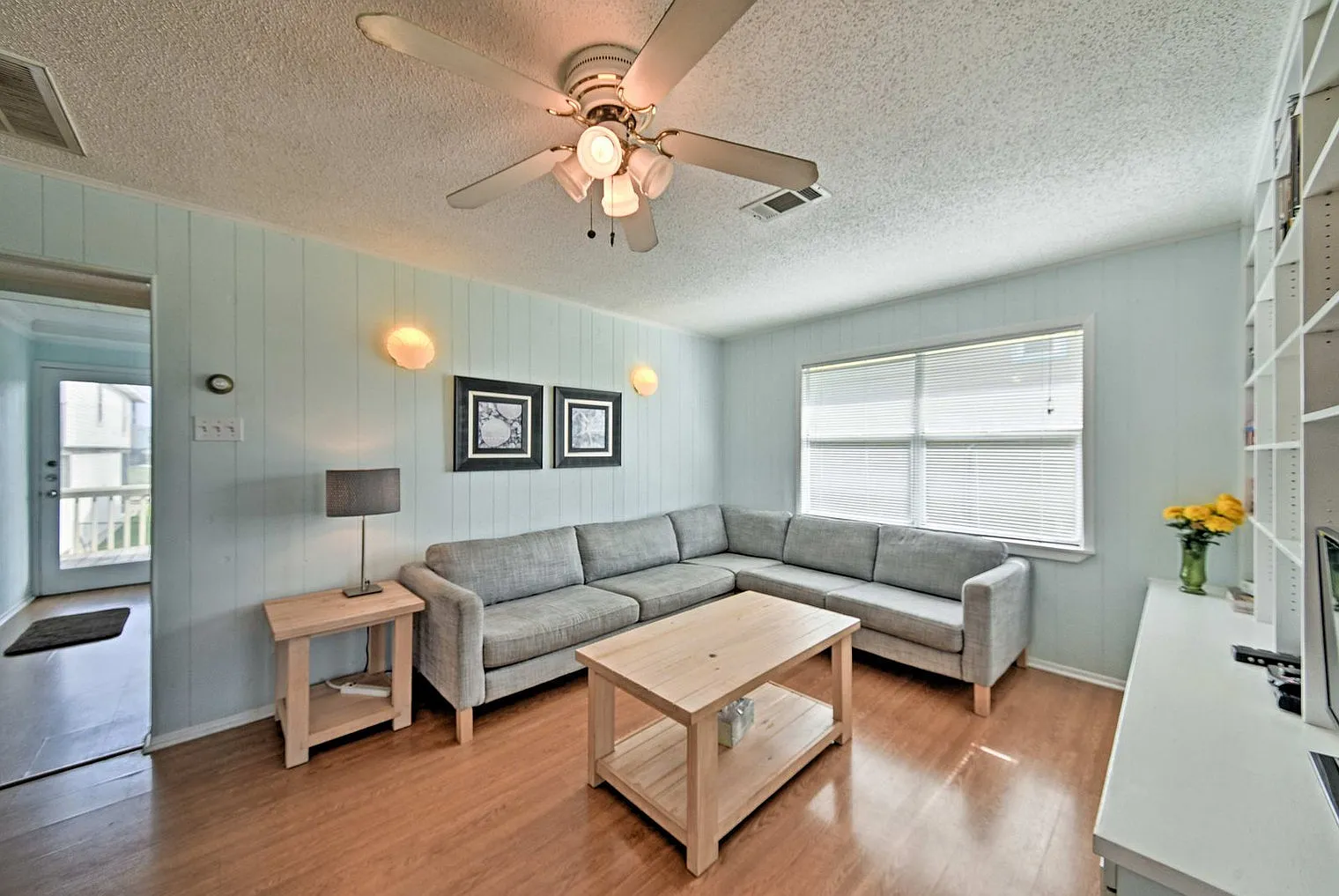 3 bed, 2.0 bath, 839 sqft, $5,515 — Photo 1
