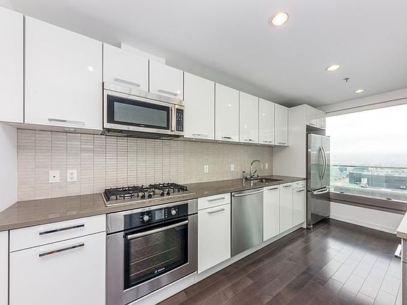3rd image of 1 Hawthorne St #21F-L