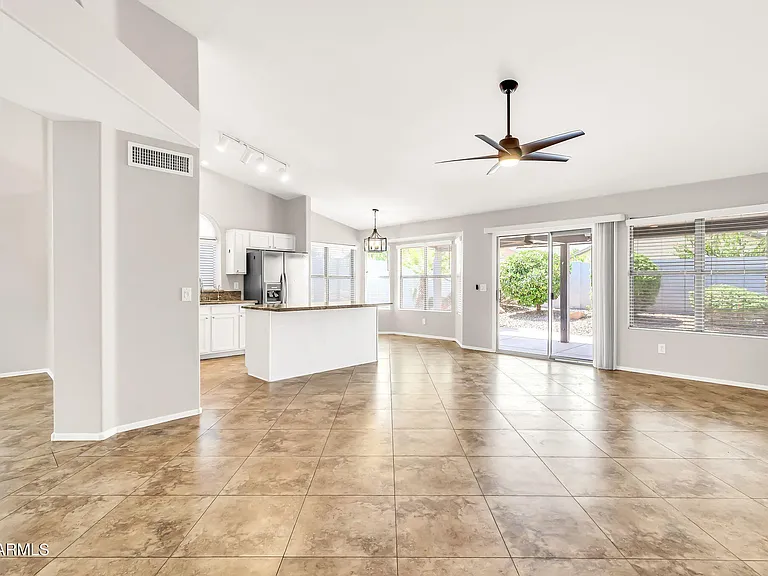 1113 E Betsy Ln — Photo 12