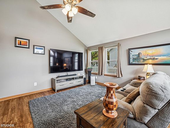 4th image of 132 Pembroke Dr W