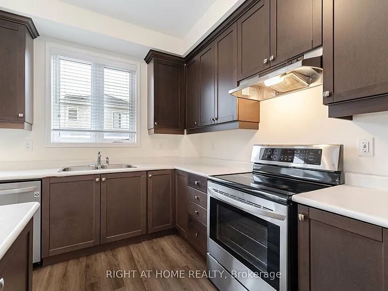 908 Sumac Cres — Photo 13