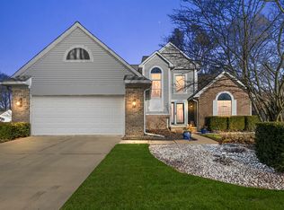 1237 Woodcrest Ct, Walled Lake, MI 48390