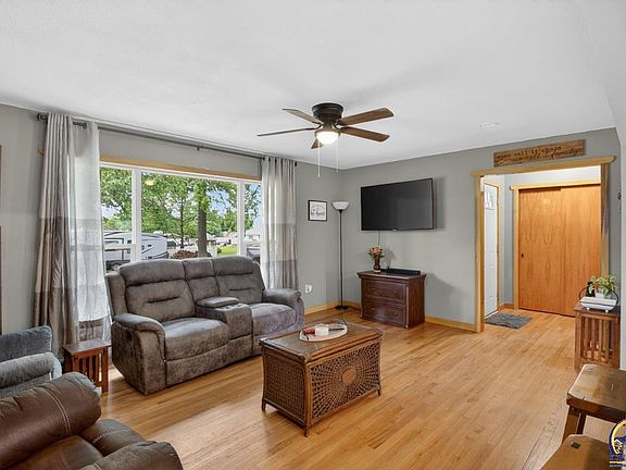 3rd image of 504 Montana Ave