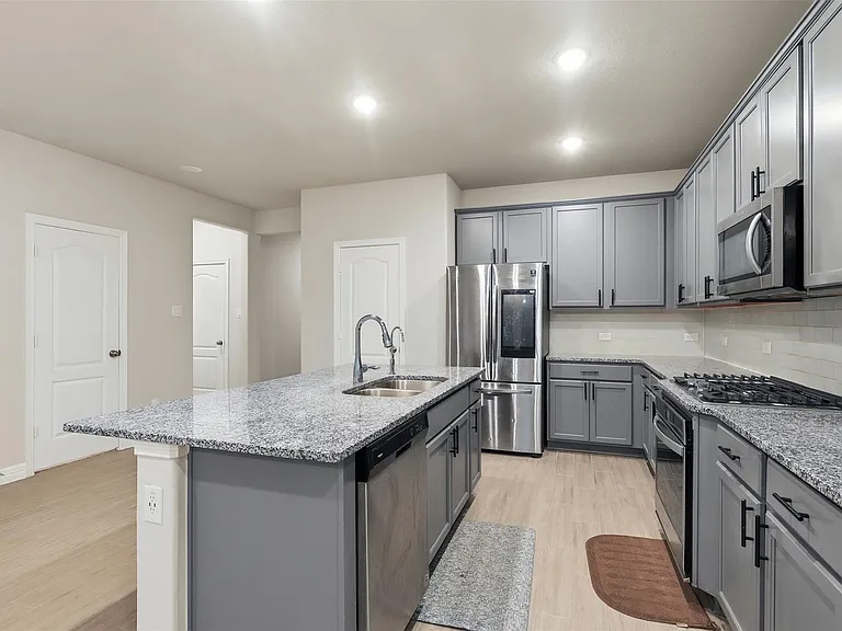 119 Buttonwood Ct — Photo 11