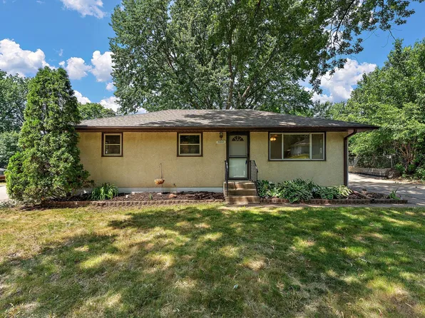 610 Grange Ave N, Oakdale, MN 55128
