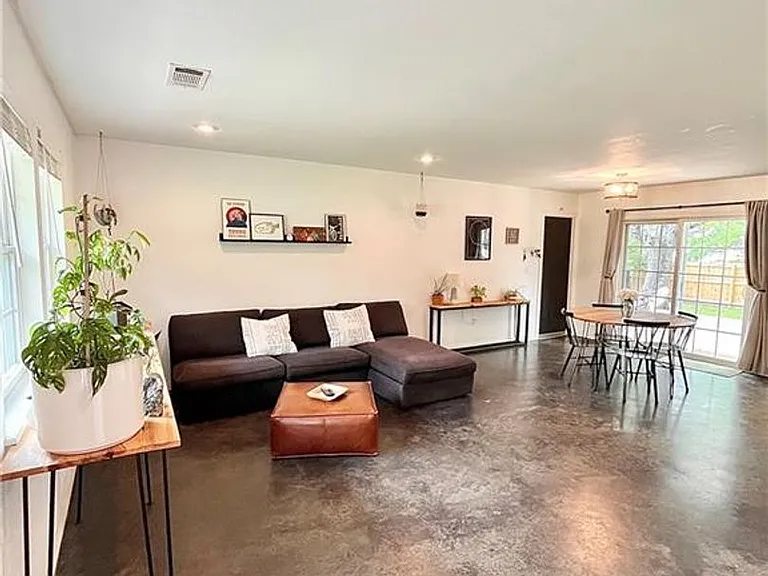 721 S Dockery Ln — Photo 3