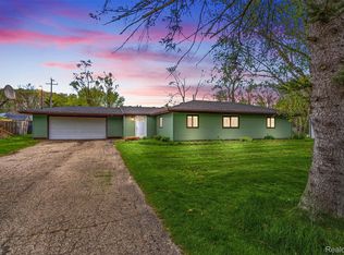 5710 Lake Grove Dr, White Lake, MI 48383