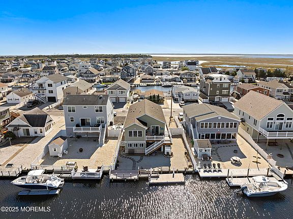 3rd image of 20 W Navasink Drive
