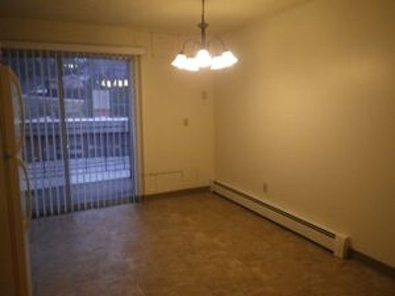 2nd image of 605 S Grand Ave