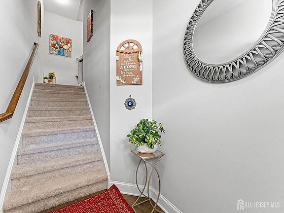 5th image of 33 Sullivan Way