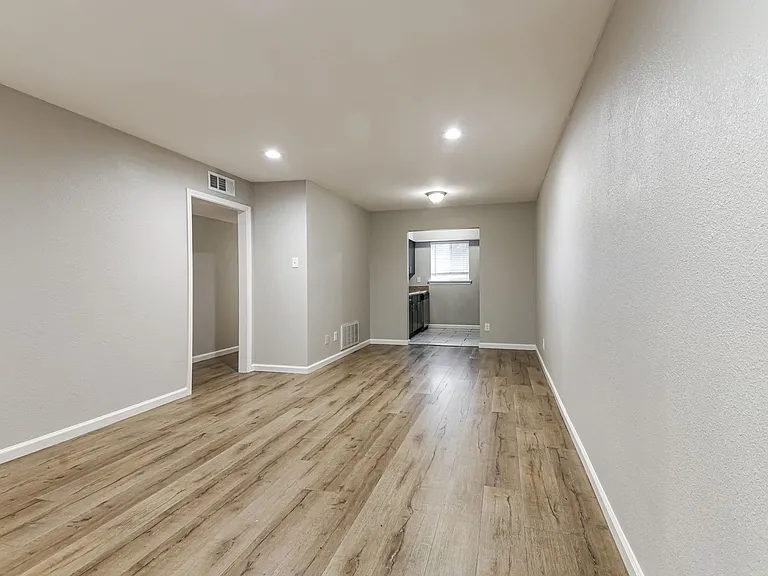 Reiger Park Apartments — Photo 36