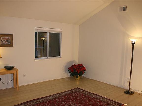 3rd image of 1256 Tea Rose Cir