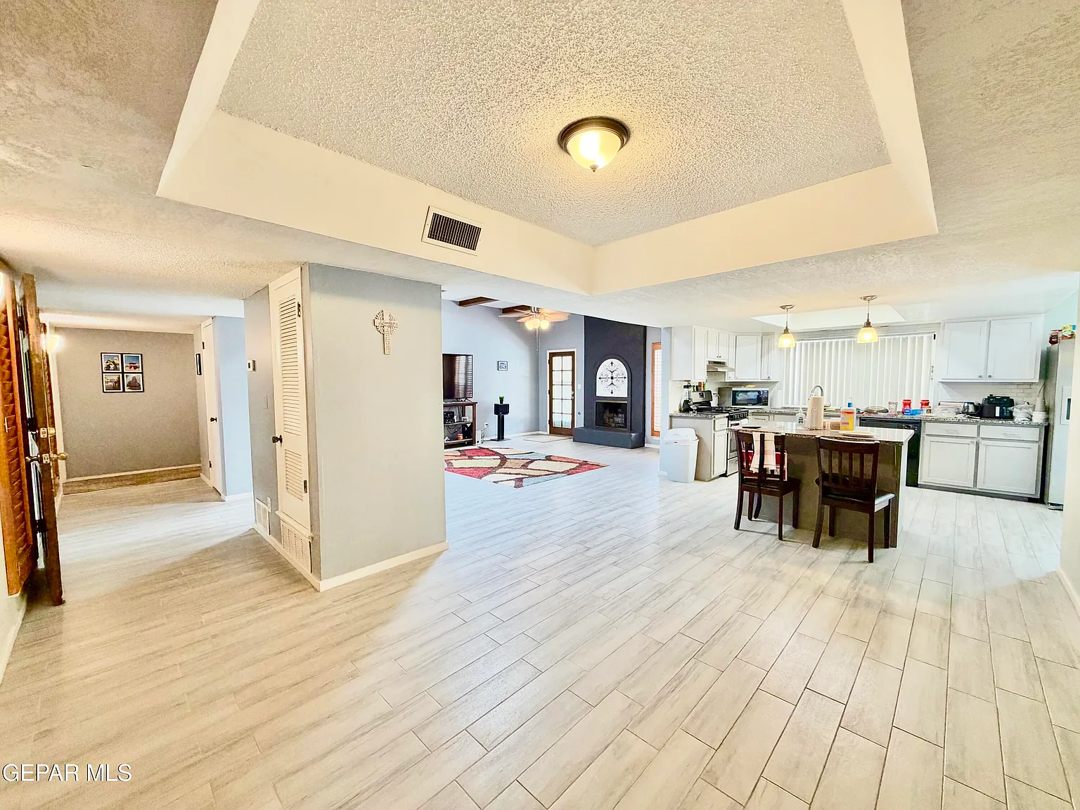 3 bed, 2.0 bath, 1996 sqft, $2,100 — Photo 4