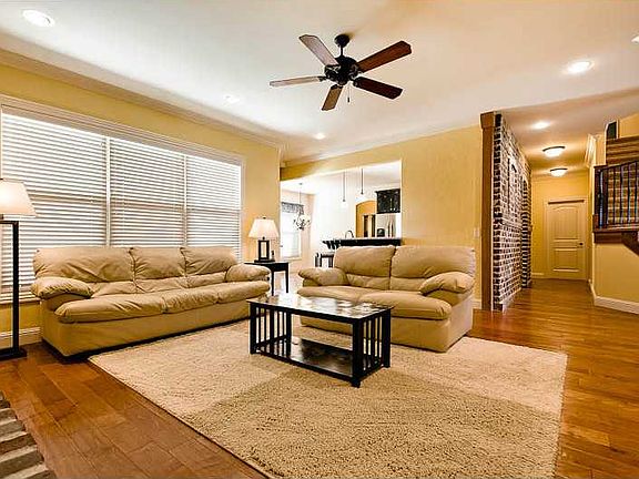 Eat in Kitchen/breakfast nook