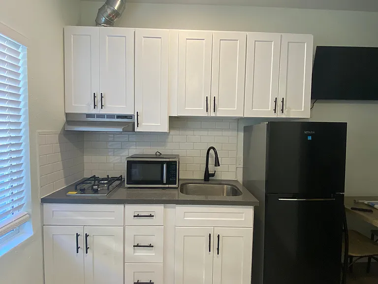 27th Street Studios and One Bedrooms — Photo 14