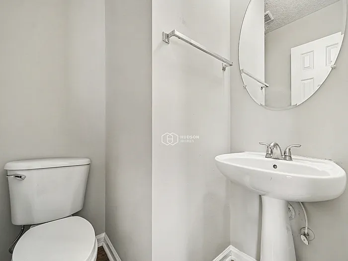 200 Picadilly Pl — Photo 20