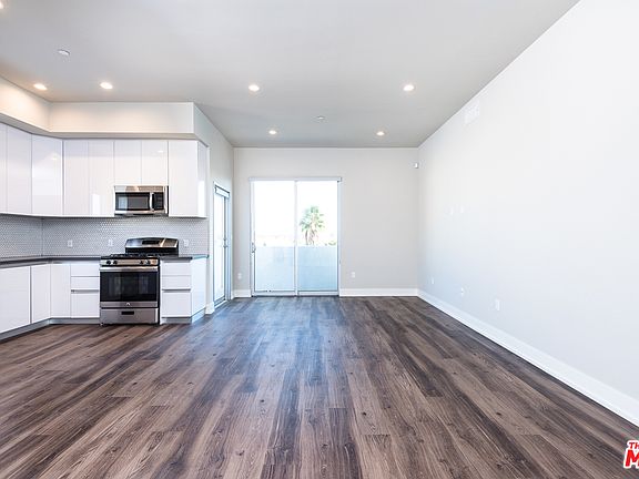 2nd image of 838 N Hudson Ave APT 302