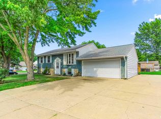 1 Dominion Ct, Pekin, IL 61554