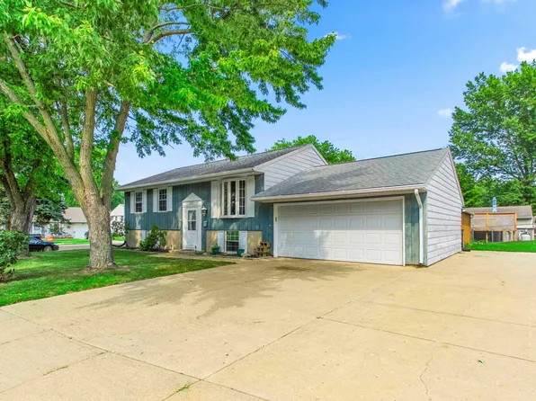 1 Dominion Ct, Pekin, IL 61554