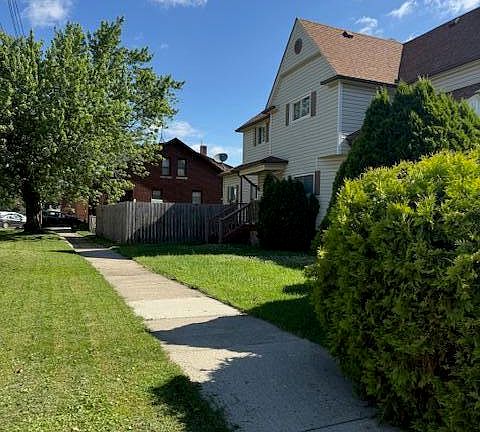 3rd image of 464 Elm St