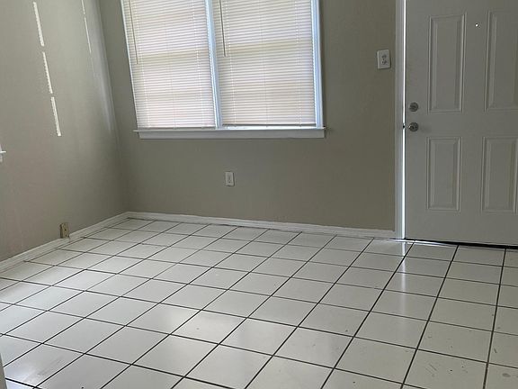 2nd image of 5019 Oak Dr #5019