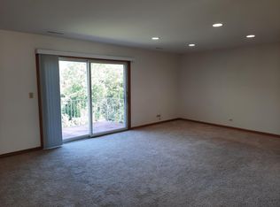 1450 Wing St APT 6B, Elgin, IL 60123