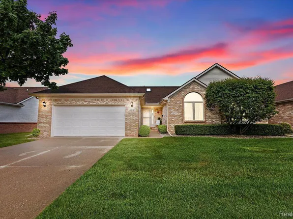 589 Snowbird Cir E, Saint Clair, MI 48079