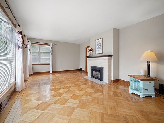 5th image of 46005 Riverside Dr