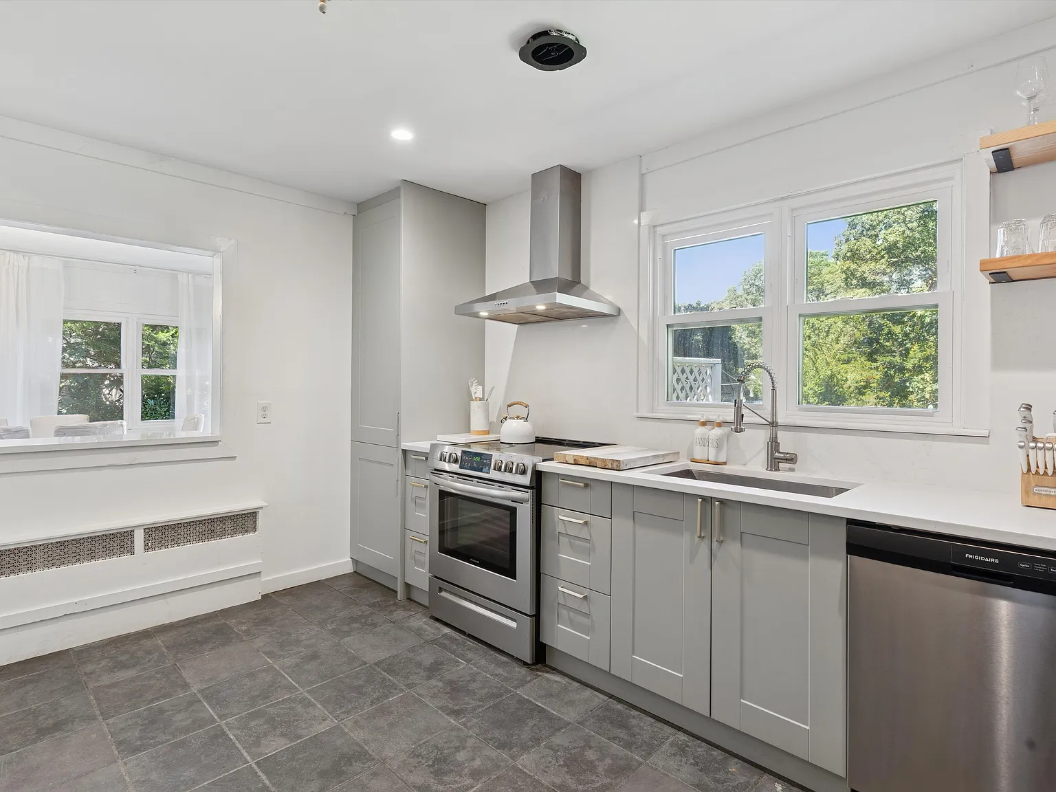 Discover Your Year-Round Haven: 5 bedrooms and 2 bathrooms — Photo 4