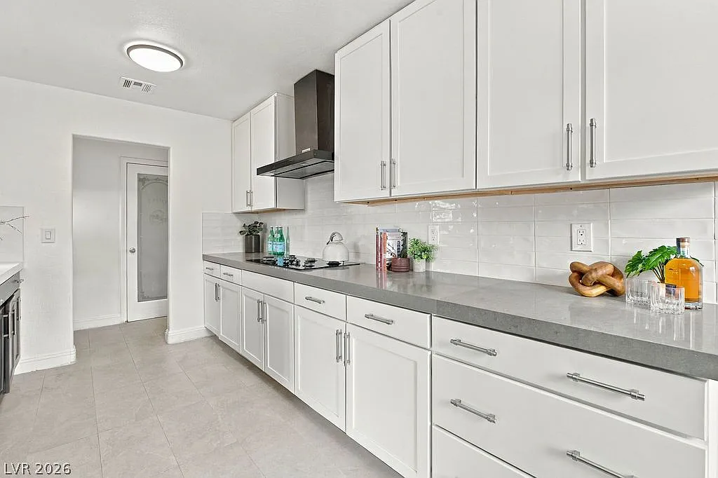3 bed, 2.0 bath, 1056 sqft, $1,799 — Photo 2