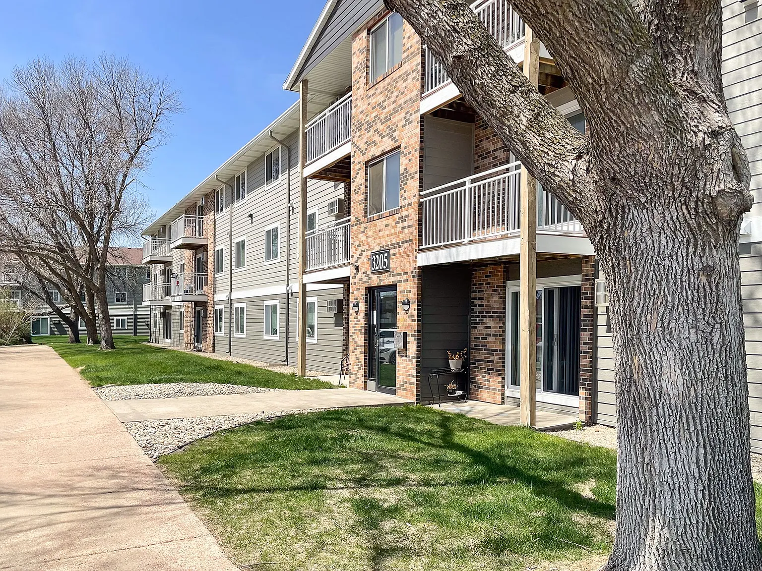 Golden Creek Apartments — Photo 2