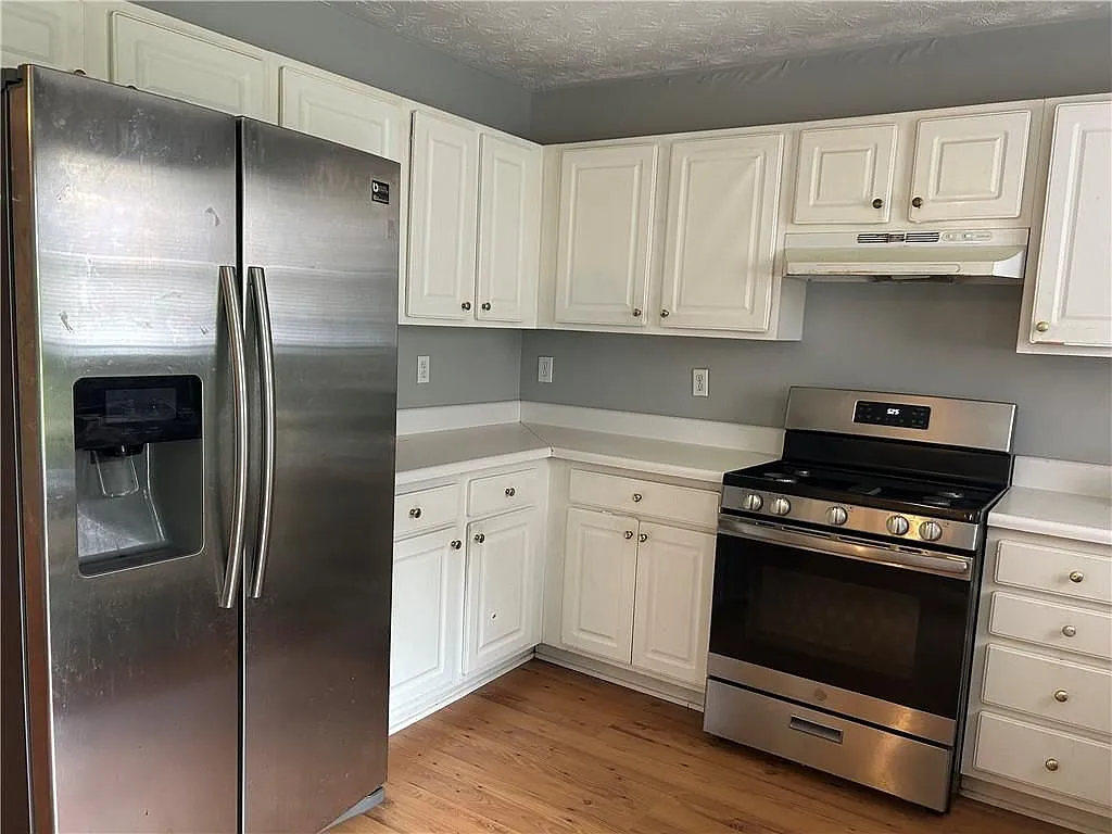 3 bed, 3.0 bath, 9148 sqft, $2,150 — Photo 4