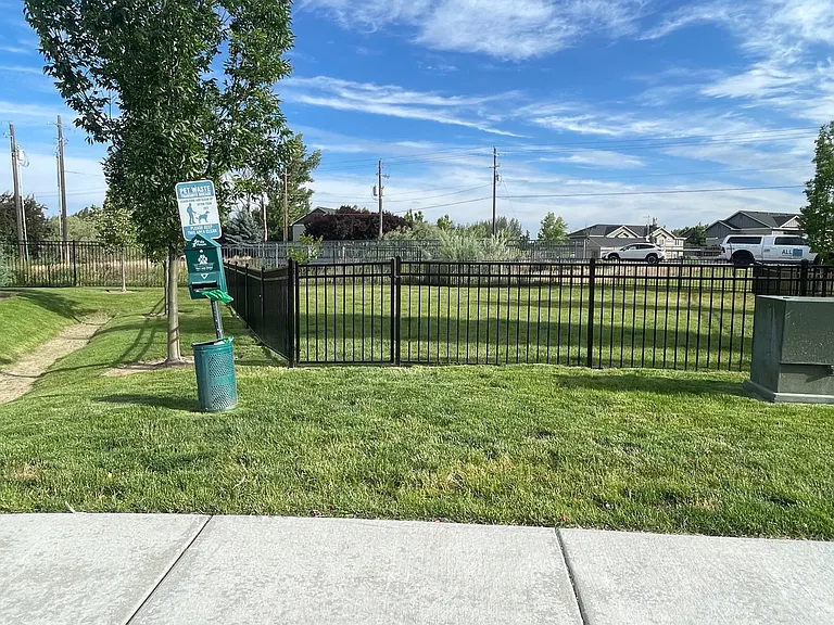Ridgecrest Commons — Photo 12