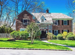 12 Garden St, Great Neck, NY 11021