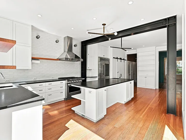 2570 Folsom St — Photo 12