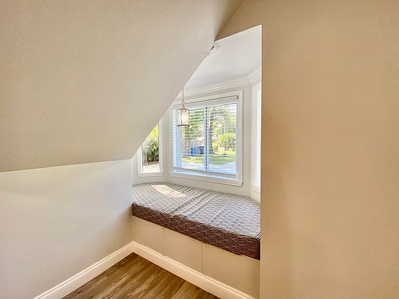 5th image of 402 Fairpoint Dr