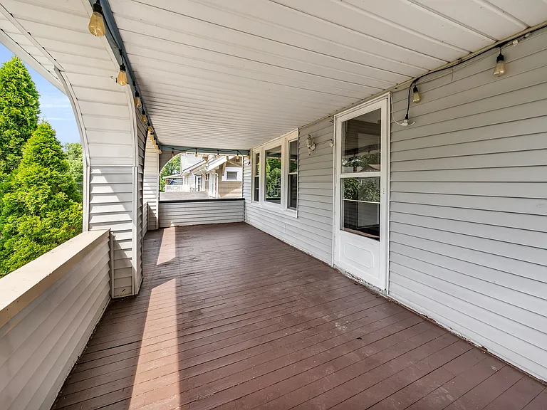 Second Floor Balcony (Lights Included)