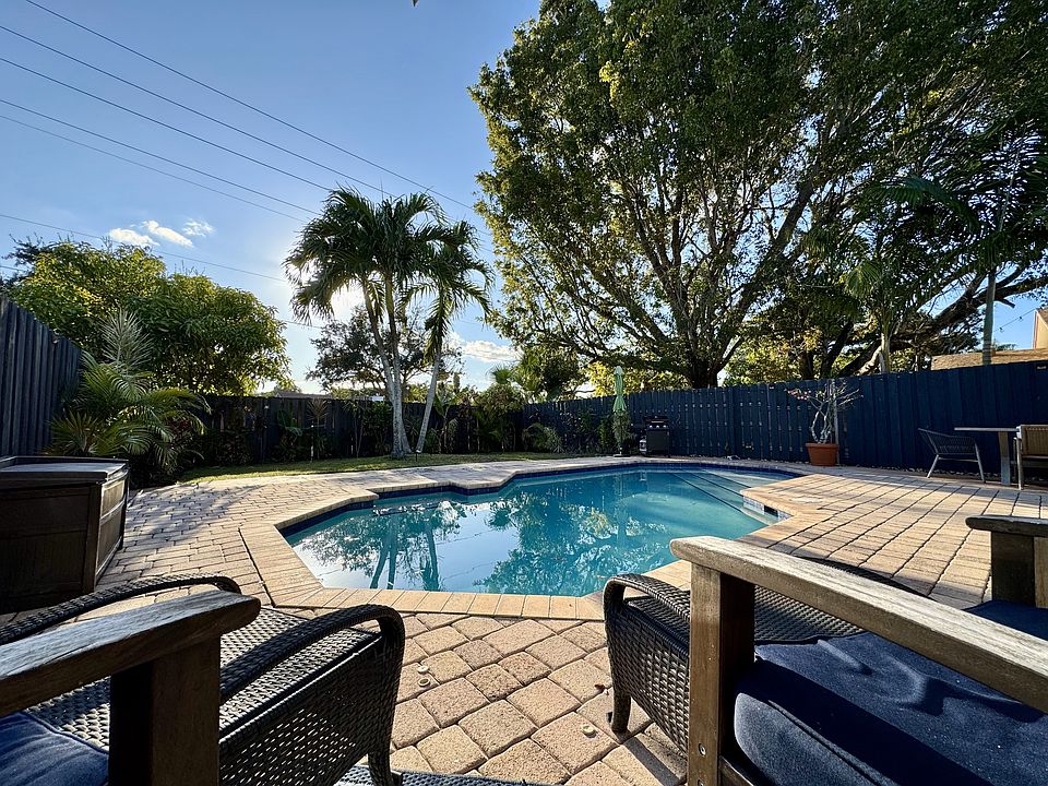 1st image of 575 Lakeside Cir
