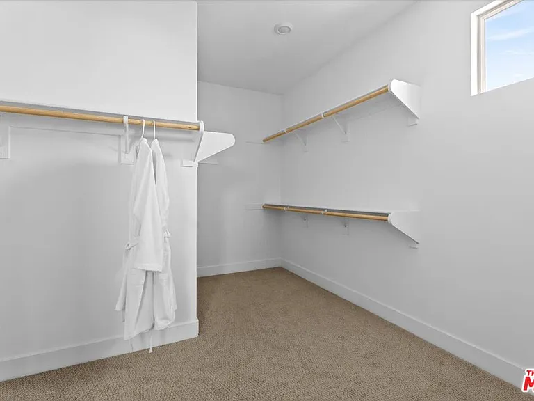 21181 Strathmoor Ln — Photo 13