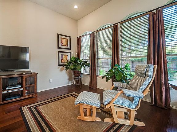 5th image of 2924 Brittany Ln
