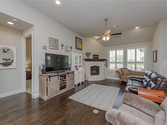 5th image of 9004 Terrel St