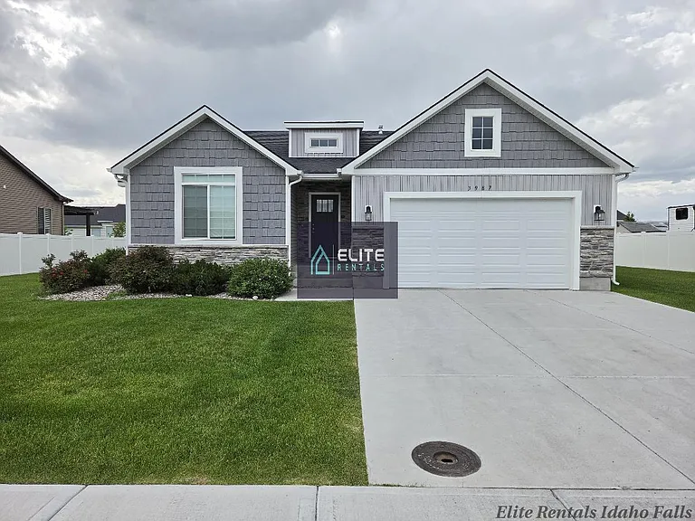 3987 N Livingston Ave — Photo 2